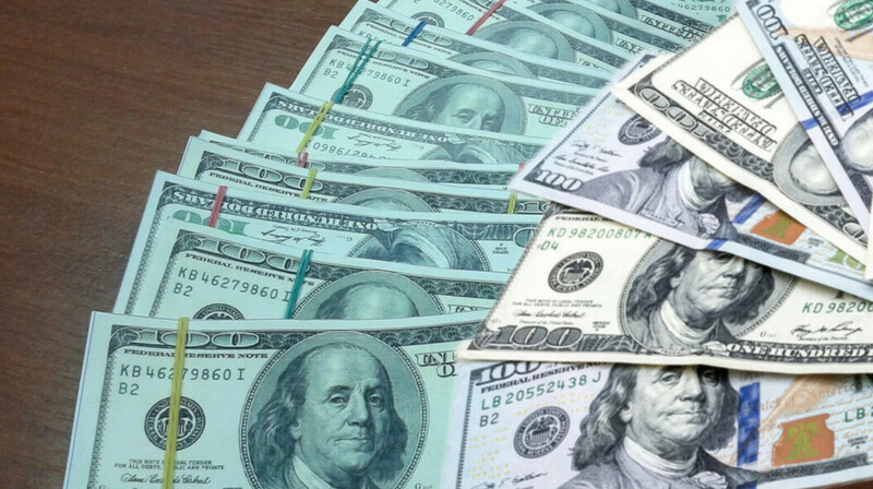 Доллар снижается в Казахстане на фоне роста цен на нефть